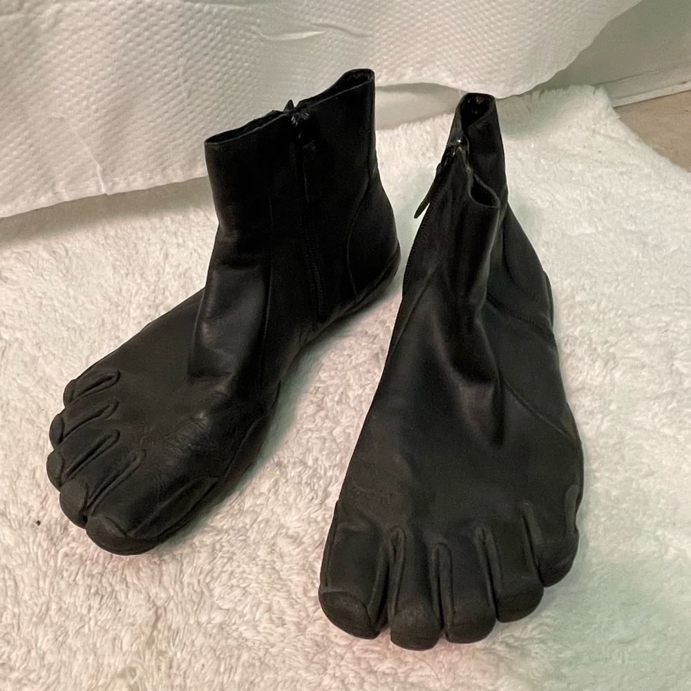 Vibram FiveFingers Bormio black boots